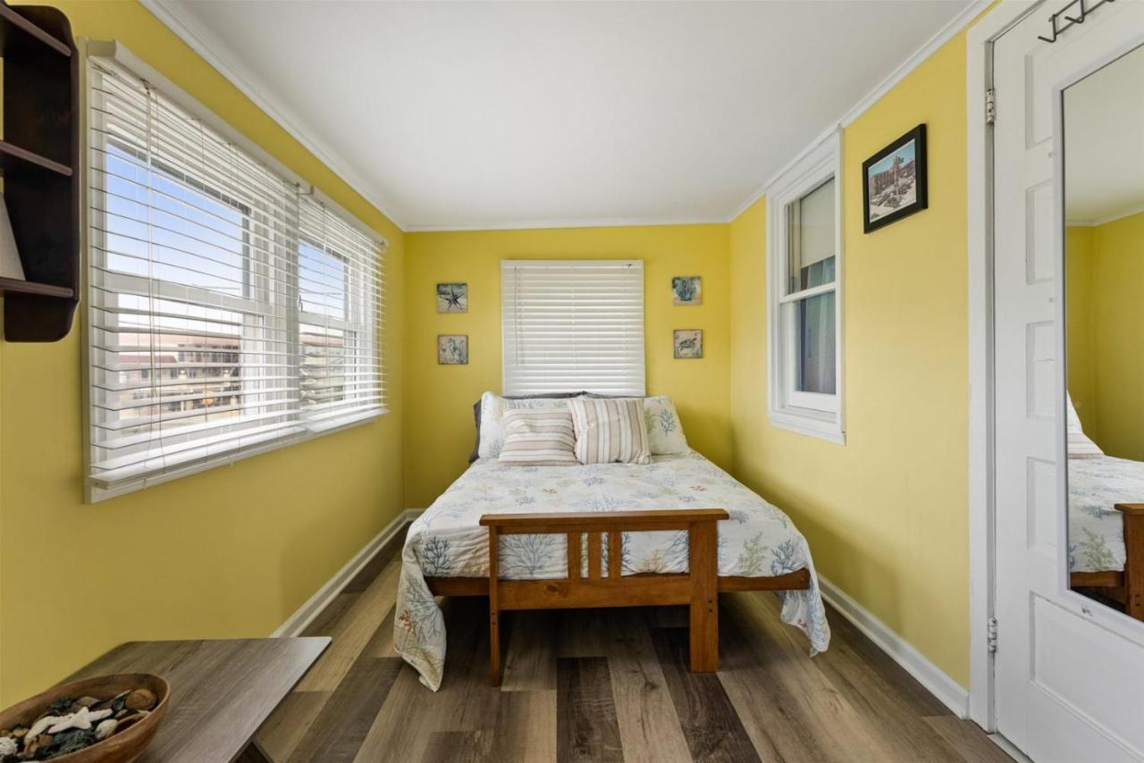 Newly Renovated 4 Bedroom Home Only 2 Blocks From The Beach! ไวลด์วูด ภายนอก รูปภาพ